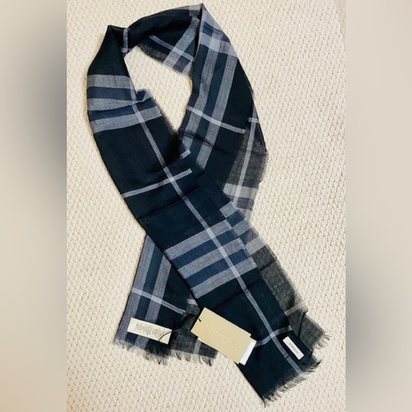 Burberry Brit black and grey scarf - brand new. - Picture 3 of 4